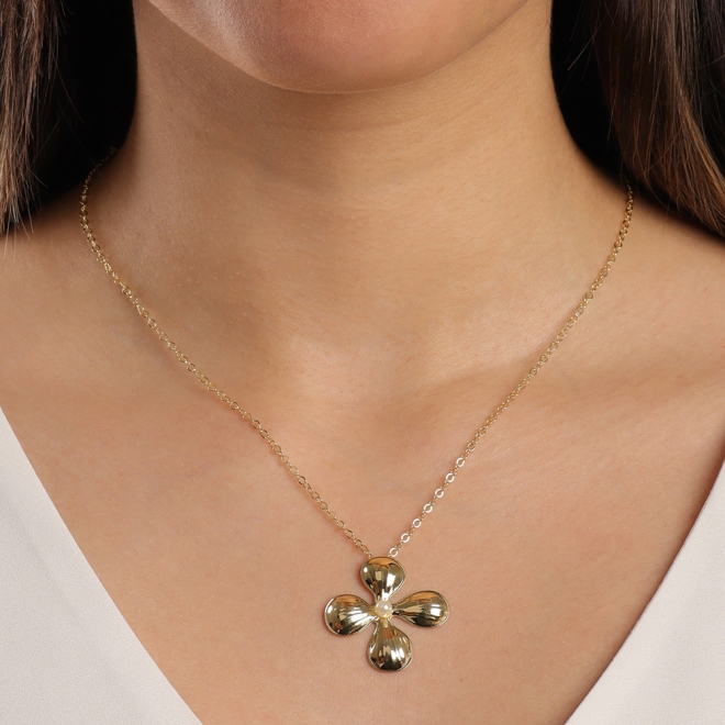 GR-01703 GARGANTILHA COM PINGENTE DE FLOR E DETALHE CENTRAL EM PÉROLA
