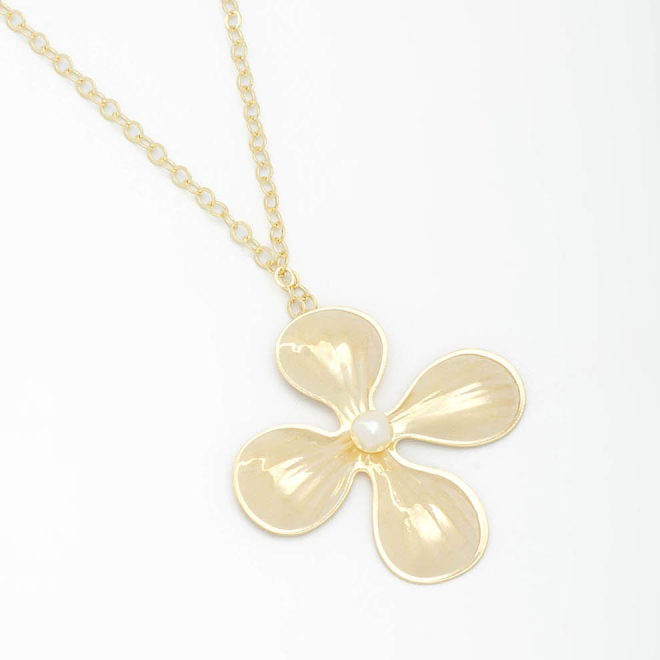 GR-01703 GARGANTILHA COM PINGENTE DE FLOR E DETALHE CENTRAL EM PÉROLA