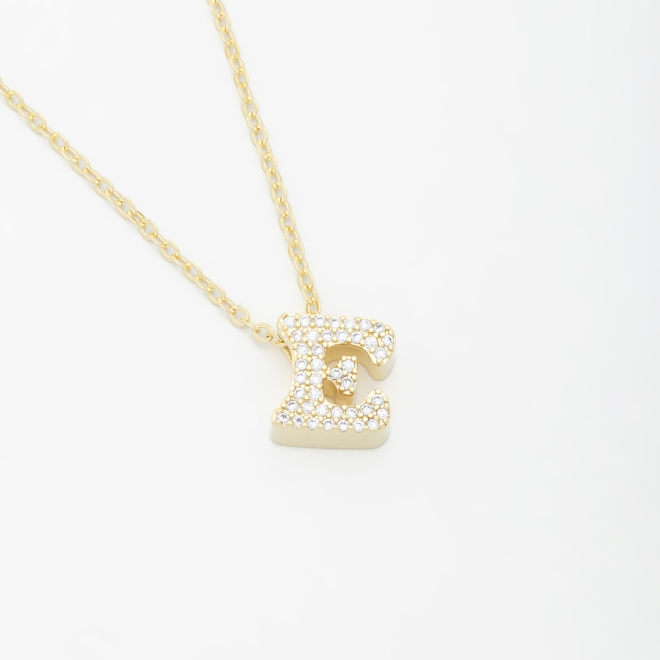 GR-01740 COLAR BANHADO A OURO 18K COM PINGENTE DE LETRA CRAVEJADO EM ZIRCÔNIAS