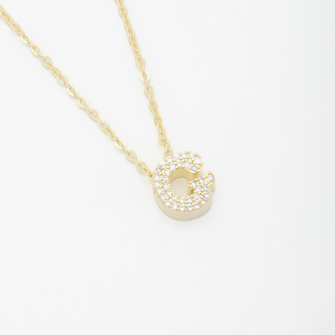 GR-01740 COLAR BANHADO A OURO 18K COM PINGENTE DE LETRA CRAVEJADO EM ZIRCÔNIAS