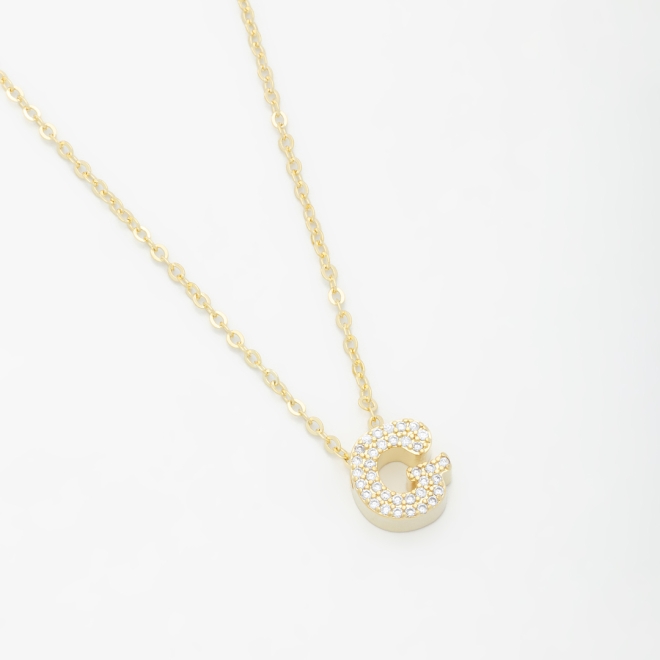 GR-01740 COLAR BANHADO A OURO 18K COM PINGENTE DE LETRA CRAVEJADO EM ZIRCÔNIAS