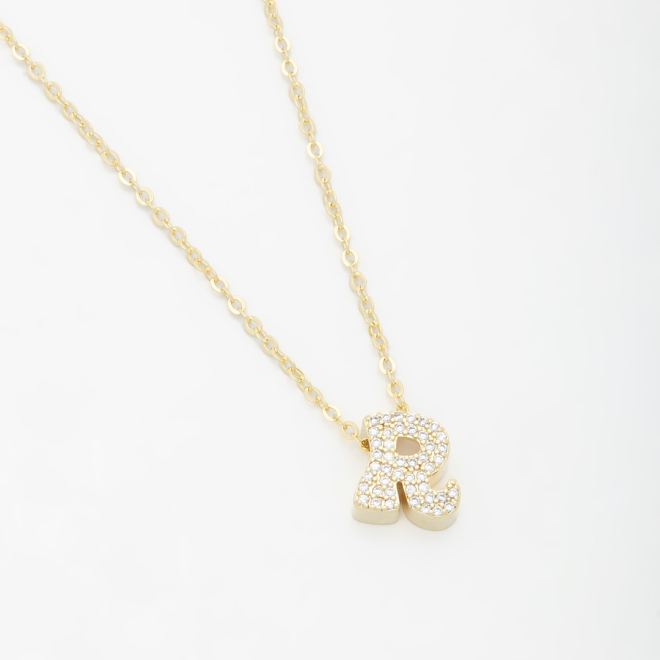 GR-01740 COLAR BANHADO A OURO 18K COM PINGENTE DE LETRA CRAVEJADO EM ZIRCÔNIAS