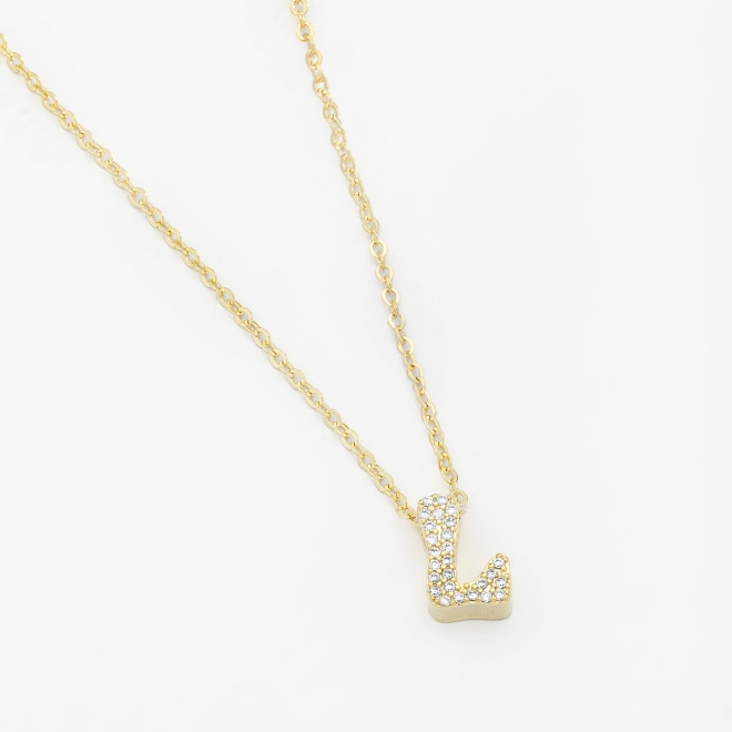 GR-01740 COLAR BANHADO A OURO 18K COM PINGENTE DE LETRA CRAVEJADO EM ZIRCÔNIAS