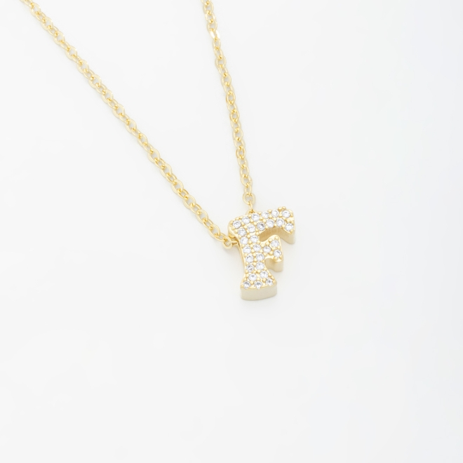 GR-01740 COLAR BANHADO A OURO 18K COM PINGENTE DE LETRA CRAVEJADO EM ZIRCÔNIAS