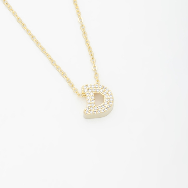 GR-01740 COLAR BANHADO A OURO 18K COM PINGENTE DE LETRA CRAVEJADO EM ZIRCÔNIAS