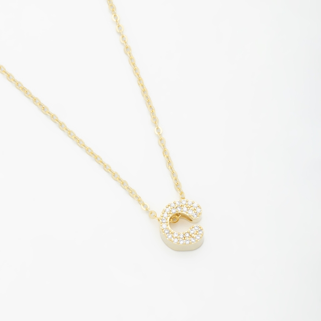 GR-01740 COLAR BANHADO A OURO 18K COM PINGENTE DE LETRA CRAVEJADO EM ZIRCÔNIAS