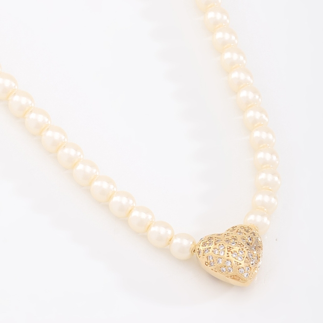GR-01997 COLAR BANHADO A OURO 18K COM PÉROLAS DE 5 MM E PINGENTE EM FORMATO DE CORAÇÃO