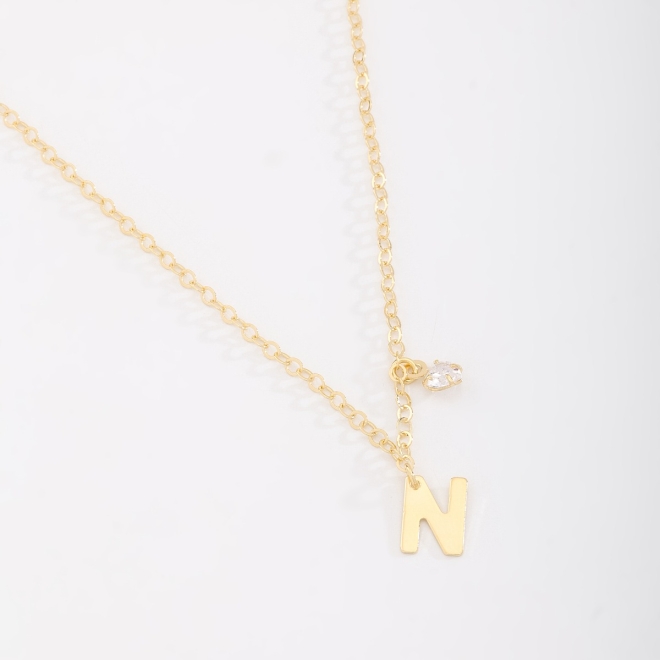 GR-02037 COLAR BANHADO A OURO 18K COM PINGENTE DE LETRA E DETALHE EM ZIRCÔNIA