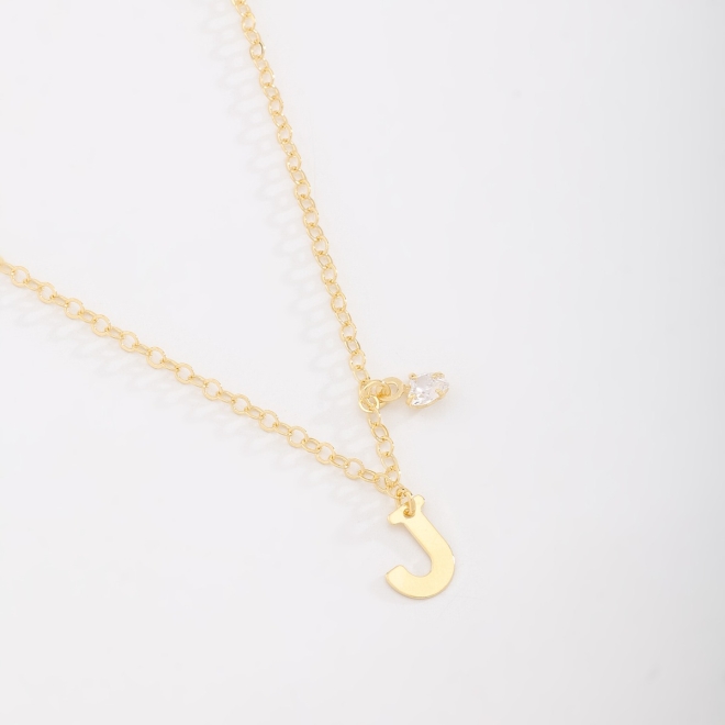 GR-02037 COLAR BANHADO A OURO 18K COM PINGENTE DE LETRA E DETALHE EM ZIRCÔNIA