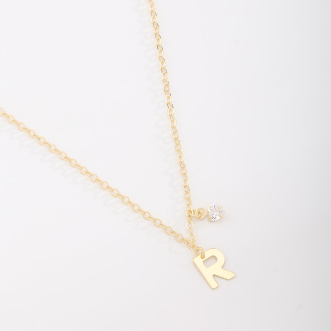 GR-02037 COLAR BANHADO A OURO 18K COM PINGENTE DE LETRA E DETALHE EM ZIRCÔNIA