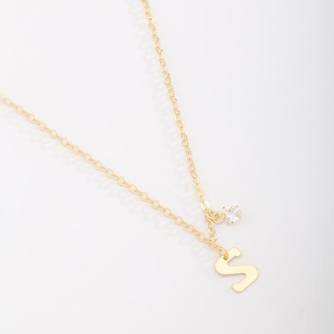 GR-02037 COLAR BANHADO A OURO 18K COM PINGENTE DE LETRA E DETALHE EM ZIRCÔNIA