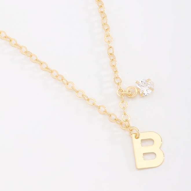 GR-02037 COLAR BANHADO A OURO 18K COM PINGENTE DE LETRA E DETALHE EM ZIRCÔNIA