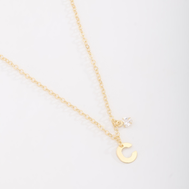 GR-02037 COLAR BANHADO A OURO 18K COM PINGENTE DE LETRA E DETALHE EM ZIRCÔNIA