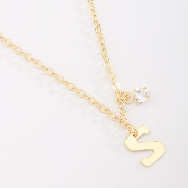 GR-02037 COLAR BANHADO A OURO 18K COM PINGENTE DE LETRA E DETALHE EM ZIRCÔNIA