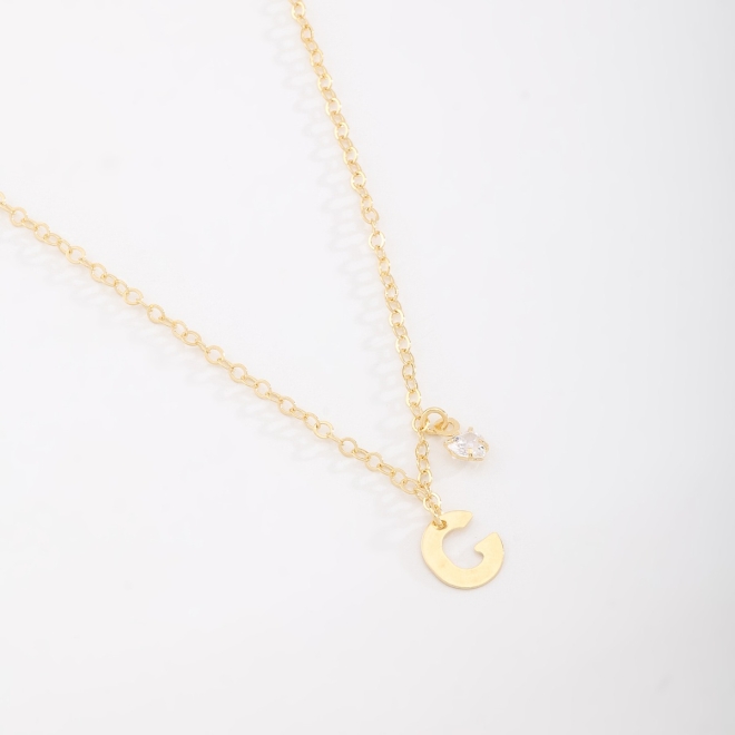 GR-02037 COLAR BANHADO A OURO 18K COM PINGENTE DE LETRA E DETALHE EM ZIRCÔNIA