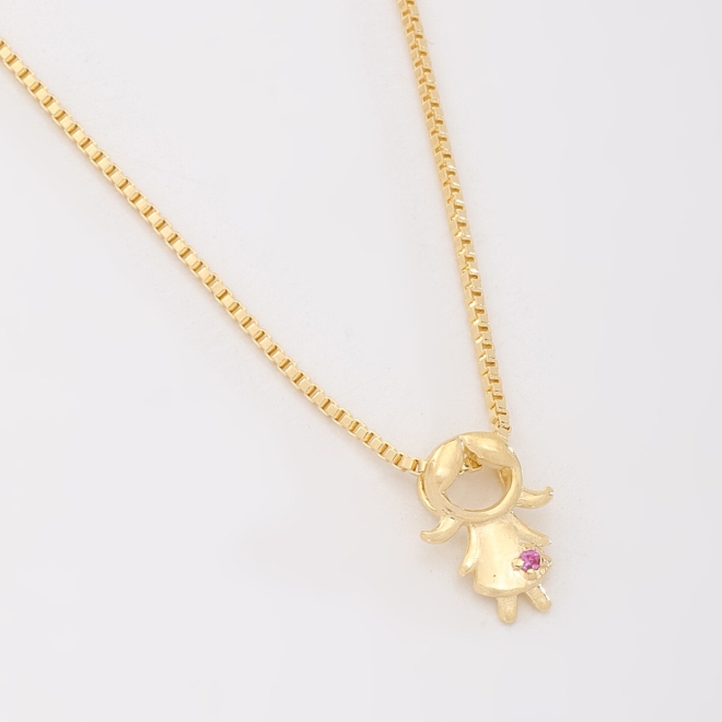 GR-02095 COLAR COM PINGENTE DE MENINA E DETALHE EM ZIRCÔNIA ROSA