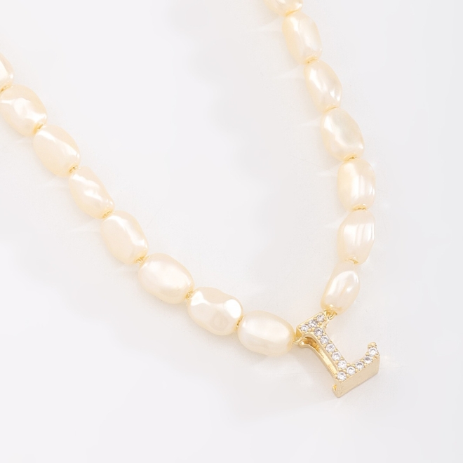 GR-02101 COLAR BANHADO A OURO 18K COM PÉROLAS BARROCAS E PINGENTE DE LETRA CRAVEJADO EM ZIRCÔNIAS