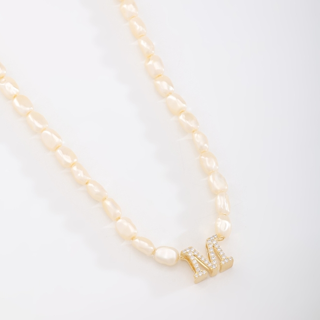GR-02101 COLAR BANHADO A OURO 18K COM PÉROLAS BARROCAS E PINGENTE DE LETRA CRAVEJADO EM ZIRCÔNIAS