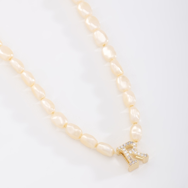 GR-02101 COLAR BANHADO A OURO 18K COM PÉROLAS BARROCAS E PINGENTE DE LETRA CRAVEJADO EM ZIRCÔNIAS