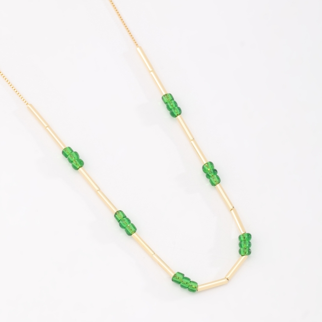 GR-02151 COLAR COM DETALHES EM TUBOS LISOS E MIÇANGAS COLORIDAS