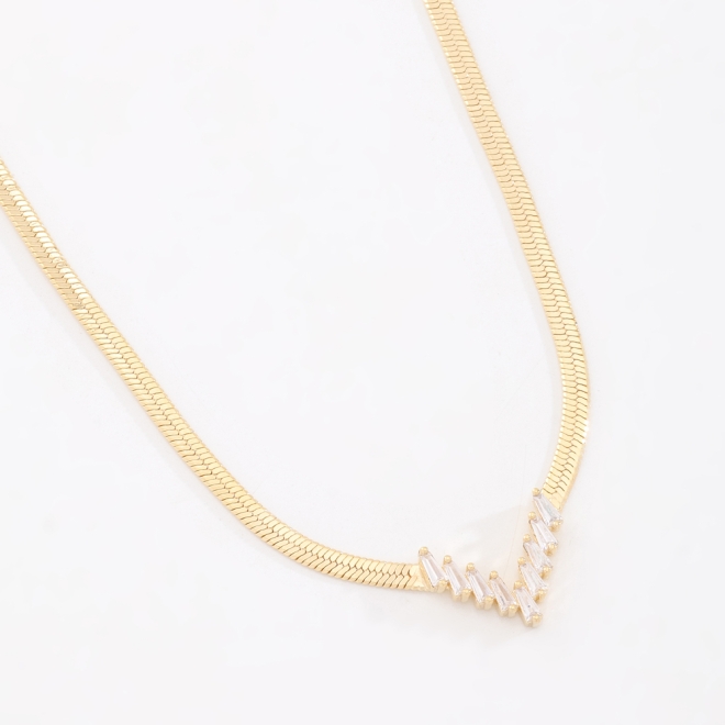 GR-02156 COLAR BANHADO A OURO 18K COM FITA LAMINADA E DETALHE FRONTAL CRAVEJADO