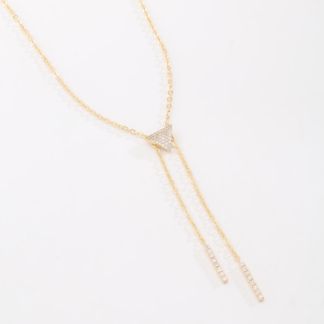 GR-02203 COLAR BANHADO A OURO 18K ESTILO GRAVATA COM PINGENTE TRIANGULAR EM ZIRCÔNIAS E TERMINAÇÕES DELICADAS