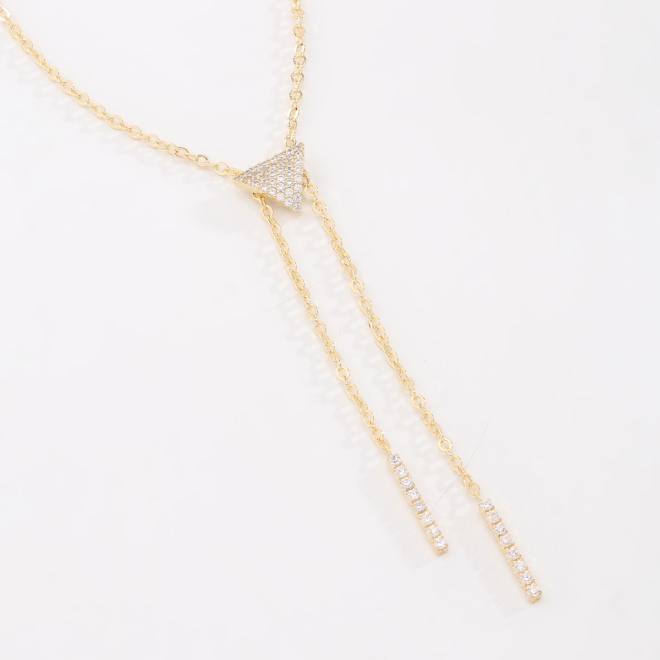 GR-02203 COLAR BANHADO A OURO 18K ESTILO GRAVATA COM PINGENTE TRIANGULAR EM ZIRCÔNIAS E TERMINAÇÕES DELICADAS