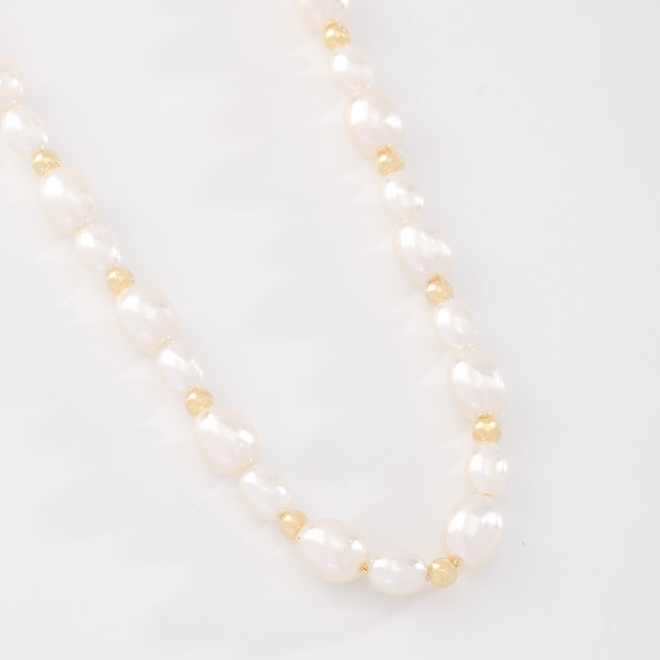 GR-02232 COLAR BANHADO A OURO 18K COM PÉROLAS OVAIS INTERCALADAS POR ESFERAS METÁLICAS