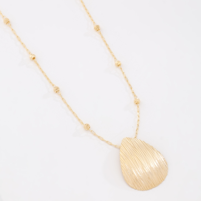 GR-02285 COLAR BANHADO A OURO 18K COM PINGENTE TEXTURIZADO EM FORMATO ORGÂNICO E DETALHES EM ESFERAS