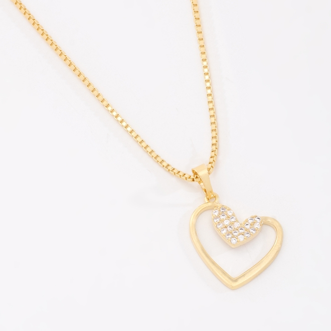 GR-02298 COLAR BANHADO A OURO 18K COM PINGENTE EM FORMATO DE CORAÇÃO VAZADO E DETALHE INTERNO EM ZIRCÔNIAS
