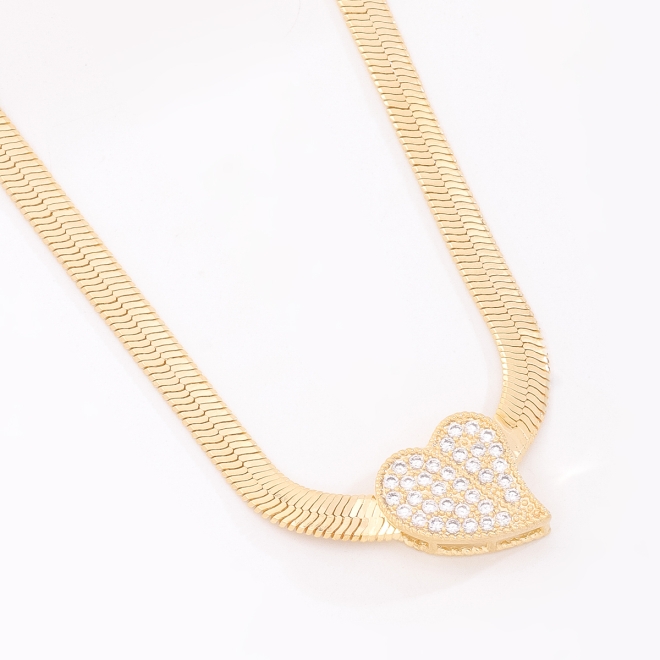 GR-02302 COLAR BANHADO A OURO 18K COM CORRENTE LAMINADA E PINGENTE DE CORAÇÃO CRAVEJADO.