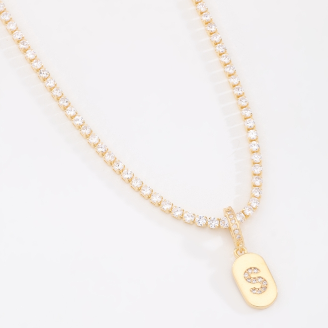 GR-02317 GARGANTILHA BANHADA A OURO 18K RIVIERA COM PINGENTE DE LETRA