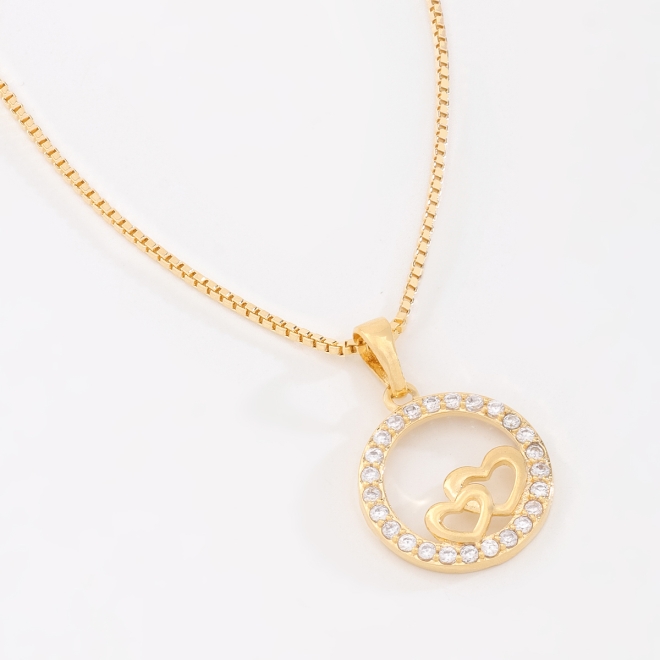 GR-03004 COLAR BANHADO A OURO 18K COM PINGENTE REDONDO EM ZIRCÔNIAS E DETALHE DE CORAÇÕES ENTRELAÇADOS