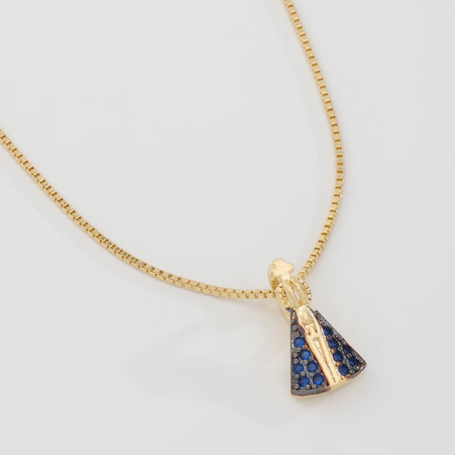 GRN-00548 COLAR BANHADO A OURO 18K COM PINGENTE DE NOSSA SENHORA APARECIDA EM ZIRCÔNIAS AZUIS