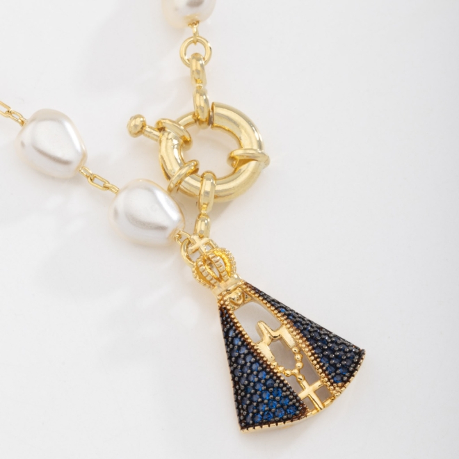 GRN-01459 COLAR COM PÉROLAS E PINGENTE DE NOSSA SENHORA APARECIDA 