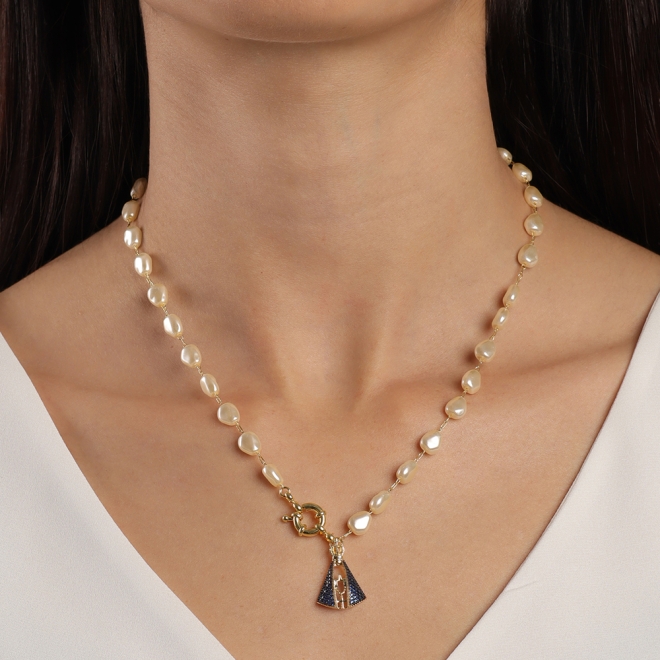 GRN-01459 COLAR COM PÉROLAS E PINGENTE DE NOSSA SENHORA APARECIDA 