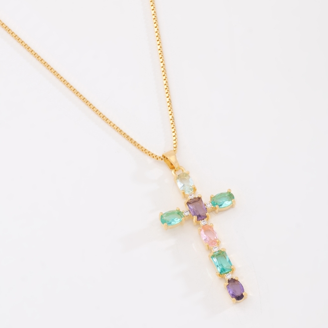 GX-0166 COLAR BANHADO A OURO 18K COM PINGENTE DE CRUZ CRAVEJADO EM ZIRCÔNIAS COLORIDAS