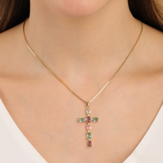GX-0166 COLAR BANHADO A OURO 18K COM PINGENTE DE CRUZ CRAVEJADO EM ZIRCÔNIAS COLORIDAS