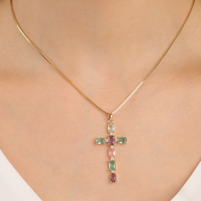GX-0166 COLAR BANHADO A OURO 18K COM PINGENTE DE CRUZ CRAVEJADO EM ZIRCÔNIAS COLORIDAS