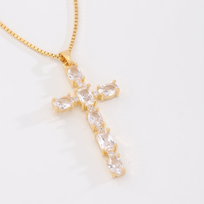 GX-0167 COLAR BANHADO A OURO 18K COM PINGENTE DE CRUZ CRAVEJADO EM ZIRCÔNIAS COM PEDRAS LAPIDADAS