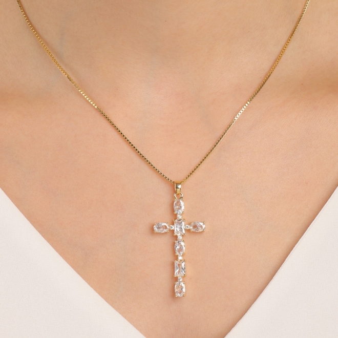 GX-0167 COLAR BANHADO A OURO 18K COM PINGENTE DE CRUZ CRAVEJADO EM ZIRCÔNIAS COM PEDRAS LAPIDADAS