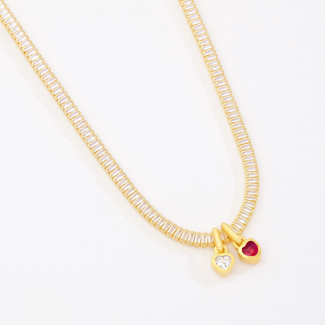 GX-0353 COLAR BANHADO A OURO 18K COM ZIRCÔNIAS BAGUETE ESTILO RIVIERA E PINGENTES EM FORMATO DE CORAÇÃO