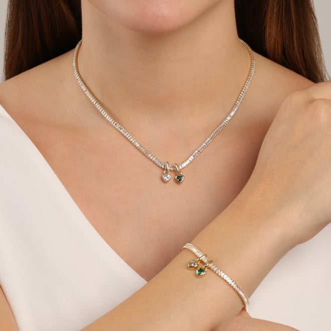GX-0353 COLAR BANHADO A OURO 18K COM ZIRCÔNIAS BAGUETE ESTILO RIVIERA E PINGENTES EM FORMATO DE CORAÇÃO
