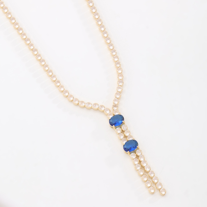GX-0355 COLAR BANHADO A OURO 18K ESTILO GRAVATINHA COM DETALHES EM ZIRCÔNIAS E DOIS CRISTAIS LAPIDADOS AO CENTRO