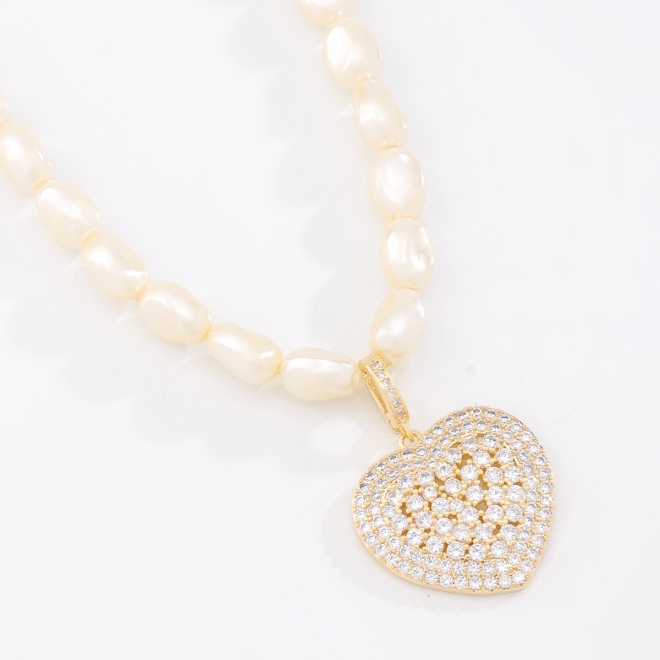 GX-0362 COLAR BANHADO A OURO 18K COM PÉROLAS E PINGENTE EM CORAÇÃO CRAVEJADO