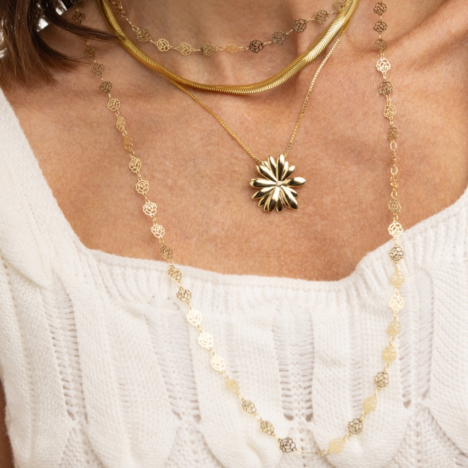 GR-02249 COLAR BANHADO A OURO 18K COM CORRENTE COMPOSTA POR MINI FLORES VAZADAS