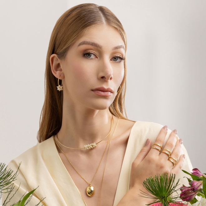 AGL-00247 BRINCO BANHADO A OURO 18K COM ARGOLA E CACHO DE PÉROLAS