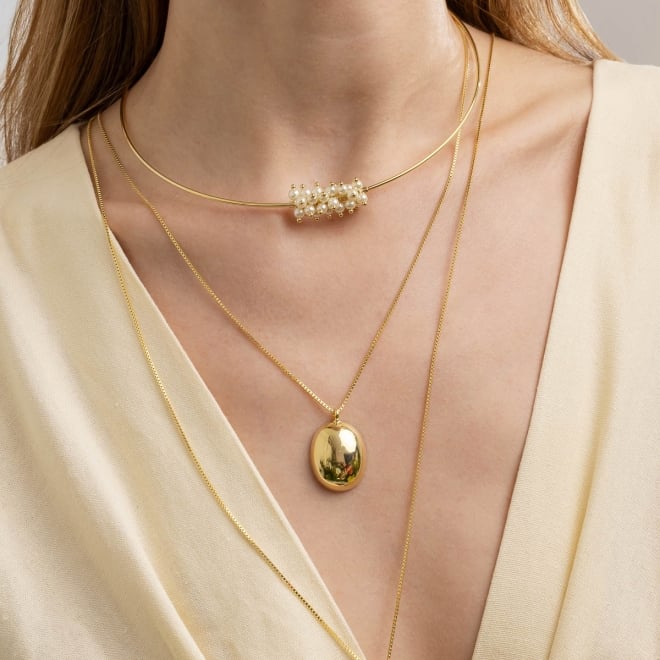 CH-0337 CHOKER DE ARO BANHADA A OURO 18K COM DETALHE CENTRAL EM PÉROLAS.