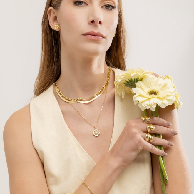 CJ-00324 CONJUNTO BANHADO A OURO 18K COM DESIGN DE FLOR E DETALHES CRAVEJADOS