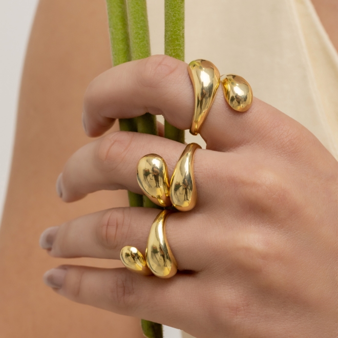AN-01233 ANEL BANHADO A OURO 18K COM DESIGN ORGÂNICO E ACABAMENTO POLIDO